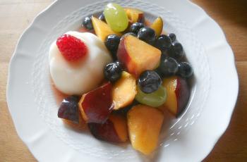 Tortini di biancomangiare con frutta